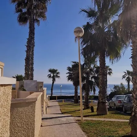 Seafront House,sea Views,pool And Bbq, Airport 10 Mns بيت للعطل