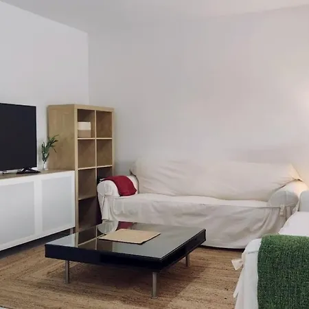 Seafront House,sea Views,pool And Bbq, Airport 10 Mns بيت للعطل