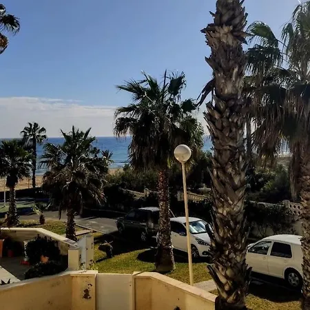 Seafront House,sea Views,pool And Bbq, Airport 10 Mns بيت للعطل