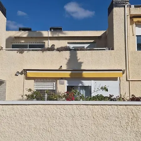 بيت للعطل Seafront House,sea Views,pool And Bbq, Airport 10 Mns *