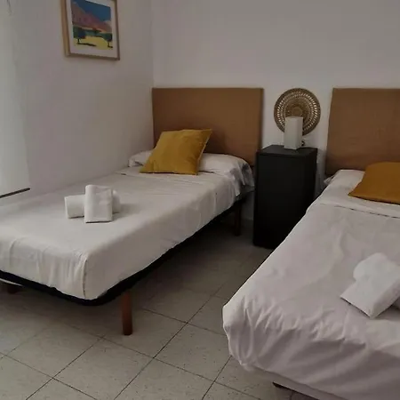 Seafront House,sea Views,pool And Bbq, Airport 10 Mns بيت للعطل
